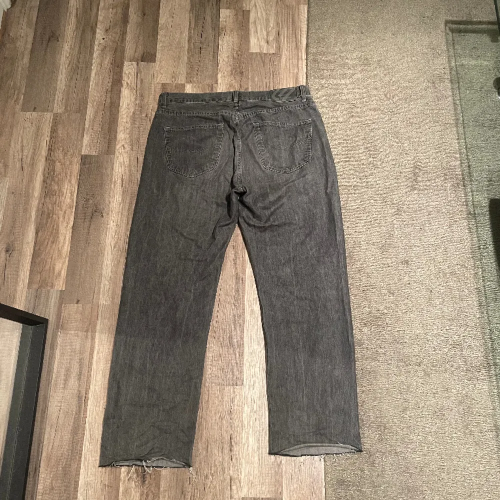 Thriftade Gråa baggy jeans. - Stl M/L ca (33W,32L). Jeans & Byxor.