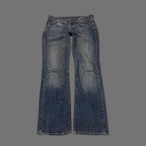 Så snygga lågmidjade y2k bootcut jeans från 2000-talet!😍 midjemåttet: 42cm innerbenslängd: 79cm PS: KOLLA IGENOM MITT KONTO NI KOMMER HITTA MÅNGA Y2K OCH VINTAGE PLAGG!