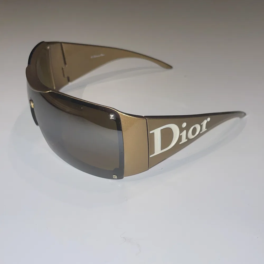 Vintage Dior solglasögon i modellen ”Overshine” till salu. Troligtvis äkta då det står modell och att de är tillverkade i italien på insidan. Har tyvärr inte originalfodral, kommer istället med plastfodral. Pris kan alltid diskuteras!! ❤️❤️  Mvh  Buster. Accessoarer.