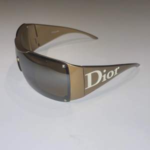 Vintage Dior solglasögon i modellen ”Overshine” till salu. Troligtvis äkta då det står modell och att de är tillverkade i italien på insidan. Har tyvärr inte originalfodral, kommer istället med plastfodral. Pris kan alltid diskuteras!! ❤️❤️  Mvh  Buster