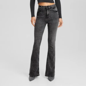 Gråa jeans  - Gråa jeans från Bershka i storlek 34. Använda en gång