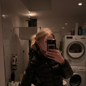 Moncler Bady Down - Moncler Bady Down strl.0! Säljer pga fel storlek för mig, vid frågor, funderingar eller om fler bilder önskas är det bara att skriva! Svarar så fort jag kan🫶🏽