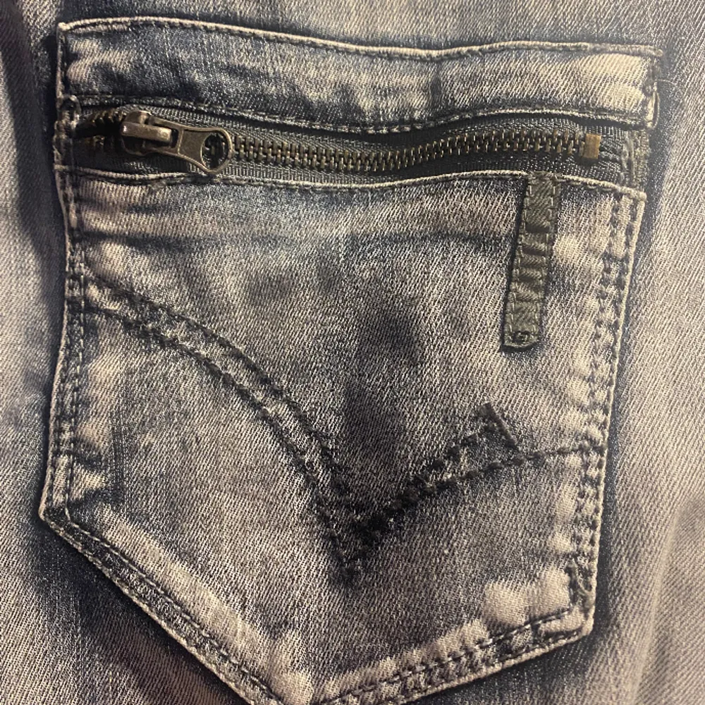 Lågmidjade jeans i väldigt cool färg och fina detaljer! Säljer då de tyvärr sitter för tajt på mig. Skulle säga att de passar S (och xs?). Jeans & Byxor.