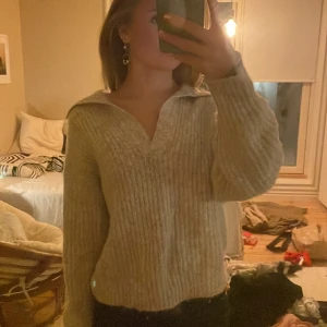 stickad tröja med krage från ginatricot  - Nästan oanvänd stickad tröja från ginatricot med ”skjortkrage”. Kommer inte till användning då jag säljer den. Väldigt fint skick💖💖