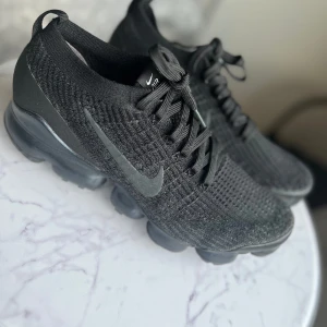 Nike Vapormax 3.0 Flyknit - Använts sparsamt, är fräscha, inga skador eller skavanker.