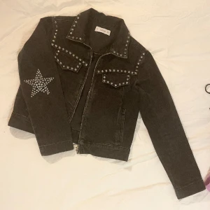Skit cool jacka - Skit cool jeans jacka med nitar på och stjärnor på armbågarna älskar verkligen denna jacka så säljer endast vid bra pris