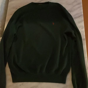 Stickad Ralph lauren tröja  - Säljer min stickade ralphlauren tröja i mörk grön ( märket är vinrött) den är i gott använt skick. Storlek är M men passar också S. Pris kan diskuteras vid snabb affär.