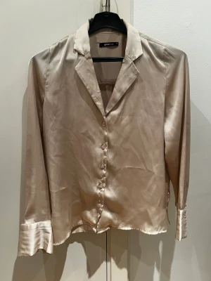 Blus  - Blus från Gina tricot