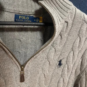 Kabelstickad Ralph Lauren Halfzip - Knappast använd kabelstickad Ralph Lauren halfzip. Skick är 9,5/10 då den har varit använd väldigt lite.  Storlek: Medium Nypris ligger på 2,199kr! 