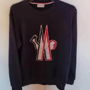 Moncler Tjocktröja *NY!* - Helt ny Moncler tjocktröja i mycket skön kvalitet! Passar perfekt inför vintern!  Kan mötas upp I Stockholm annars fraktas tröjan via Plick!  