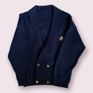 Fin vintage kofta. - Mysig kofta nu till jul.    Medium / Large  ”United Royal Forces”  Made in Denmark. Akryl / Ull 