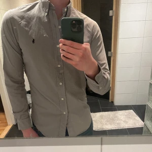 Ralph Lauren Skjorta - Riktigt snygg Ralph Lauren skjorta i mycket bra skick, inga defekter eller liknande. Storlek: S men passar även M 