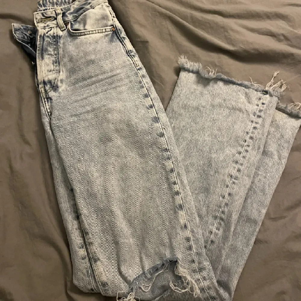 Jättefina jeans från Bik Bok i storlek 25. Säljer då de blivit för små. . Jeans & Byxor.
