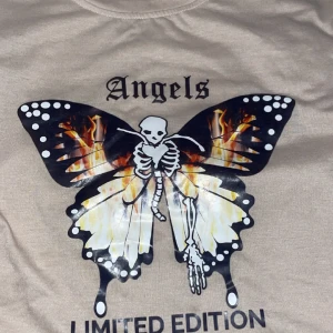 Angel of Death☠️🦋 - (OVERSIZED) Tröja köpt 2023, använd i somras inte mer än två gånger. Inga synliga fläckar. Kom privat för fler bilder🎀