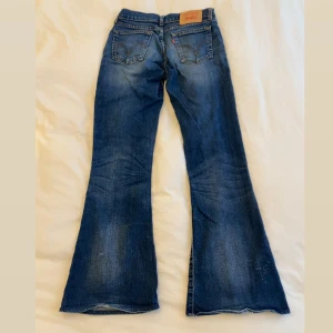 Levis jeans - Ett par supersnygga och sköna lowwaist, bootcut jeans från Levis. De är i storlek 29/34 men skulle nog snarare säga att de är 29/32 då de nog har blivit avklippta längst ner (köpta 2hand) och sitter bra på mig som är 167! 