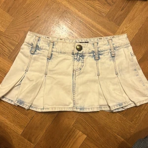 replay kjol - så söt replay kjol i vitt och blått