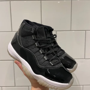 Nästan oanvända Nike Jordan 11 - Jordan 11:or som endast använts 2 gånger, alltså i MYCKET gott skick. Lådan finns kvar, skickar skorna i den om man önskar. Köparen står för frakten, annars kan dom hämtas i södra Stockholm! Kolla gärna mina andra annonser ✨