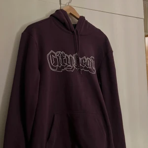 hoodie - Lila hoodie med vit broderad text. Jätte fin och skön storlek S men passar även M den är oversized.💜