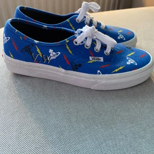 Vans x vivienne westwood - Ett par oanvända Vans från kollektionen med Vivienne Westwood. Endast provade, storlek 36.5