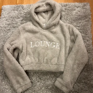 Lounge Hoodie  - Säljer min otroliga Hoodie från lounge då den inte kommer till användning. Den är otroligt skön och varm (storlek XS) pris kan alltid diskuteras! Skriv om ni undrar något!