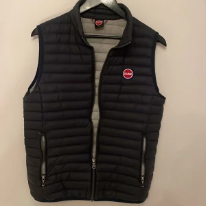 Colmar väst blå - Säljer nu min blåa Colmar väst, självklart äkta. Skick 8,5/10. Skriv privat för fler frågor.