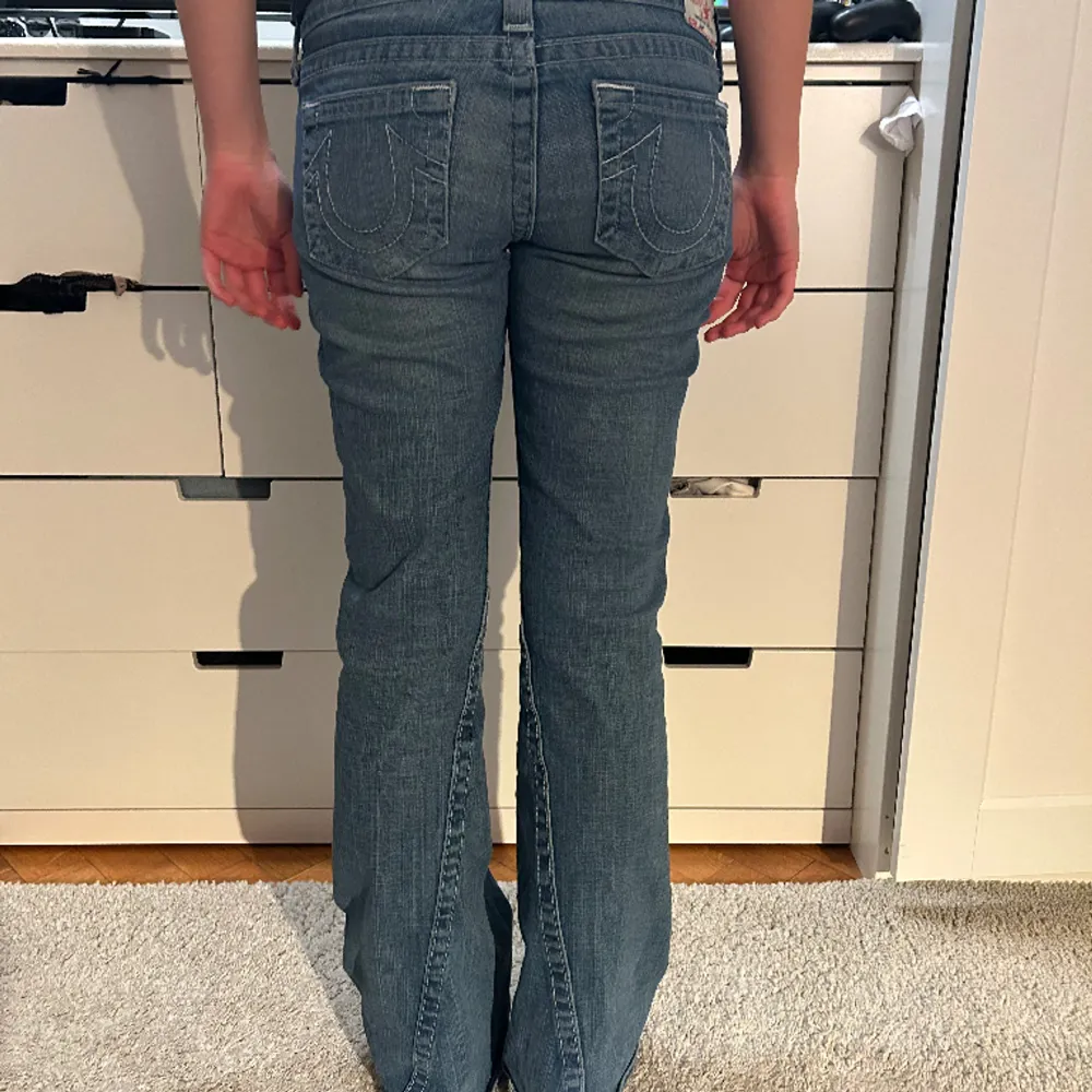 Snygga jeans från true religon i storlek 28 innebenlängd: 81. Bra skick.. Jeans & Byxor.