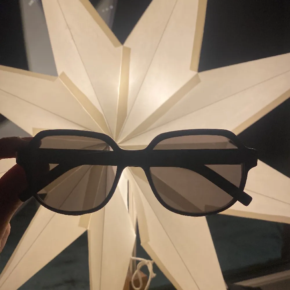 Yves Saint Laurent solglasögon, tvär feta Grish glajjor | funkar till båda herr och dam | skicket är 9,5/10 | allt og medföljer | vid andra frågor så är de bara att slänga iväg ett DM😃🕶️. Muu.