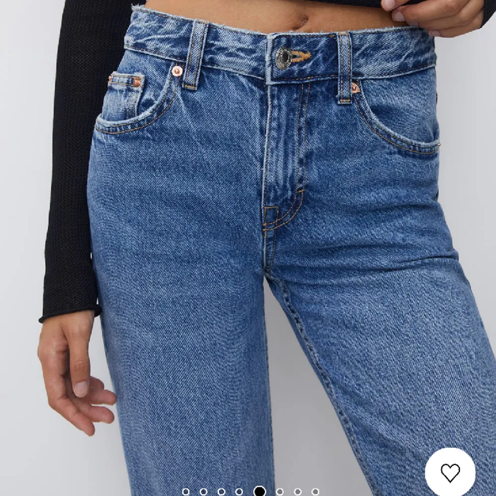 Helt oanvända raka jeans från pull and bear. Fortfarande i sin förpackning. Mellanhög midja!. Jeans & Byxor.