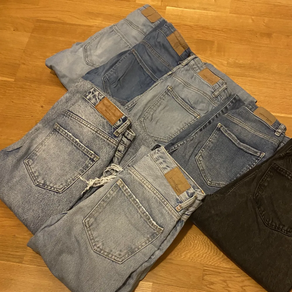 -Ljusblå och mörkblå Molly skinny jeans XS - 50kr/st (nypris 300kr)  -Flare jeans 32 - 500kr (nypris 700kr)  -Svarta, blåa mom jeans 34 - 200kr (nya ca 500kr)  -Ljusblåa bootcut XS - 300kr (nypris 500kr)  -Ljusblå straight jeans, slitdetaljer 32 - 250kr. Jeans & Byxor.