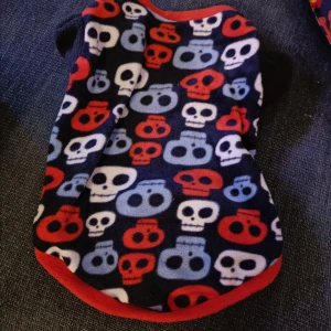 Gullig hundtröja  - Ca 35cm ryggmått. Aldrig använd, men har blivit tvättad. Mjuk fleece 