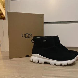 UGG W PALOMAR SNEAKER STRL 38 - Säljer mina UGGS då de tyvärr inte används längre. Köpta i Kungsbacka outlet för 1699kr. De är använda men syns mest på sulan. De är i storlek 38 och priset kan diskuteras!