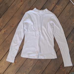 En fin vit långärmad tröja som är ribbad, använt 1 gång😊