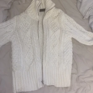 Peak performance  - En lite äldre tröja från Peck som inte fins kvar i butik att köpa säljs, den ser väldigt oanvänd ut och tjock med bra kvalite köpt för 1200kr 