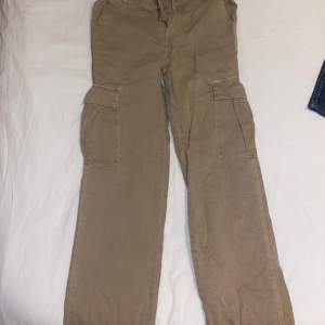 Säljer ett par beiga cargo pants. Är från Pull & Bear och i storlek 36. Endast testade men aldrig använda då de tyvärr va för små.  OBS: köparen står för frakten. (Annonsen finns ute på fler sidor.)