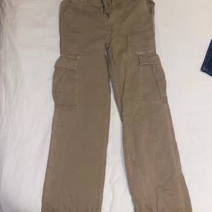 Beiga cargo pants - Säljer ett par beiga cargo pants. Är från Pull & Bear och i storlek 36. Endast testade men aldrig använda då de tyvärr va för små.  OBS: köparen står för frakten. (Annonsen finns ute på fler sidor.)