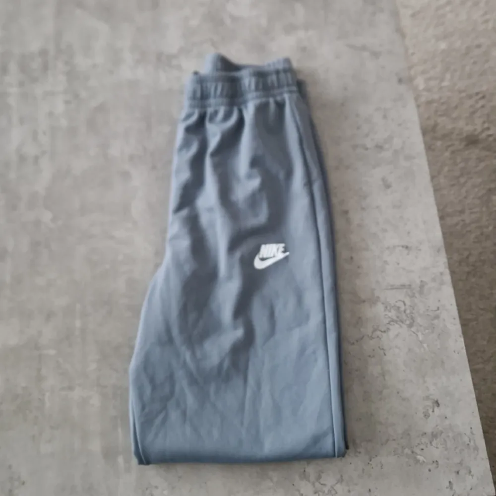 En grå träningsbyxa från Nike, barnstorlek L, 147-158 cm, 7 av 10.. Jeans & Byxor.