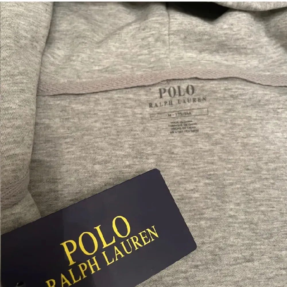 Fet grå zip hoodie från Ralph Lauren. Endast testad och säljer då den inte passade som jag ville.. Hoodies.