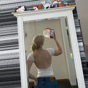 Tröja med öppen rygg - Tröja från GinaTricot med öppen rygg, fint skick och använd enstaka gång. Storlek xs. 