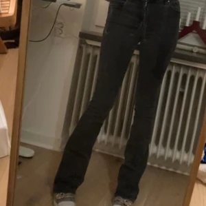 jeans från carlings - bootcut jeans från carlings, lite trådar längs byxärmarna.