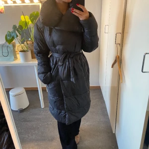 Pufferjacka med krage  - Ok skick, från Chiquelle. 