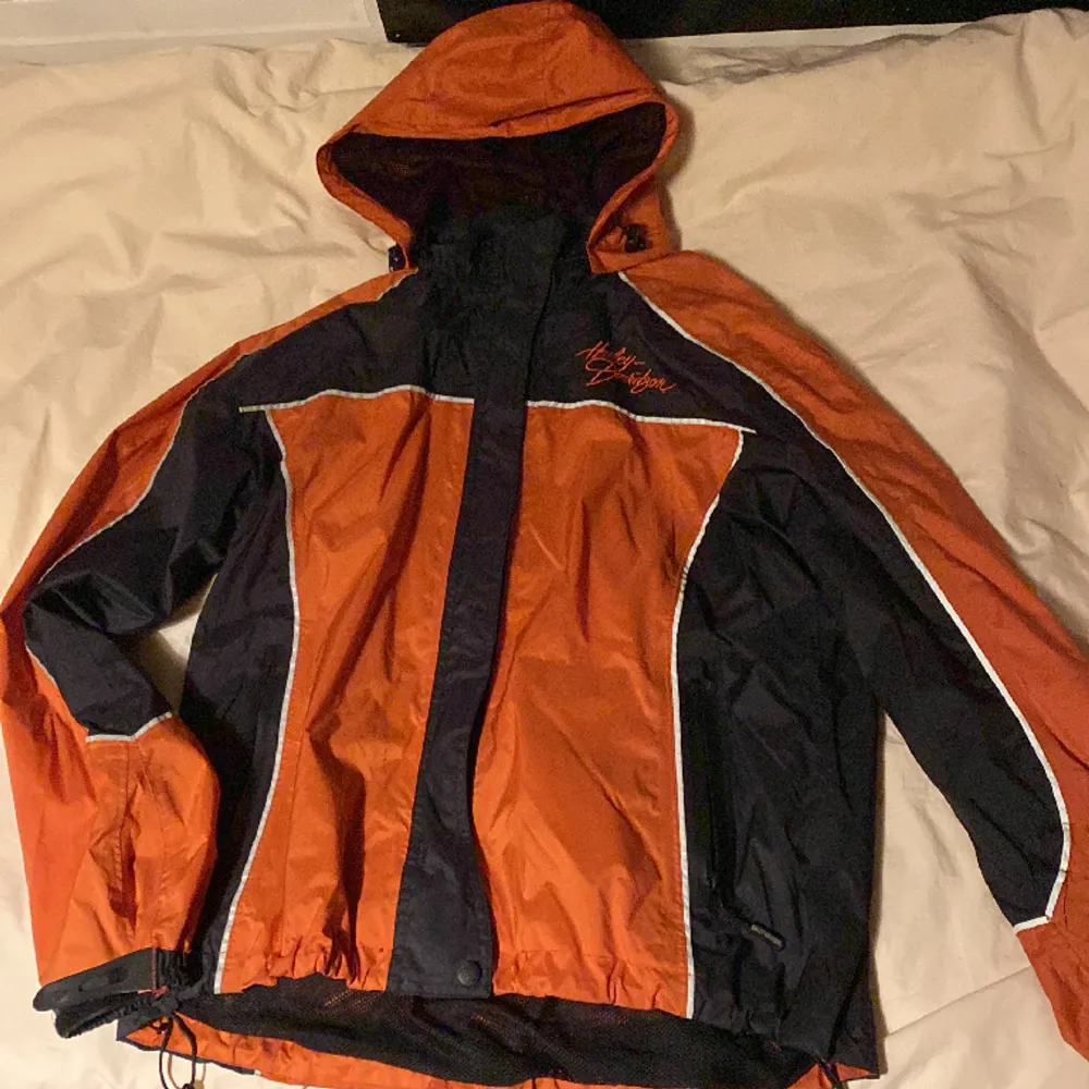 Windbreaker från Harley Davidson size M, hela jackan får coolt eld pattern när det regnar och jackan får vatten på sig . Jackor.