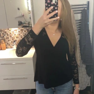 Spets topp - Säljer denna snygga topp i spets vid ärmarna, är extremt mjuk i materialet🩷 nästintill oanvänd🥰 hör av er vid fler bilder