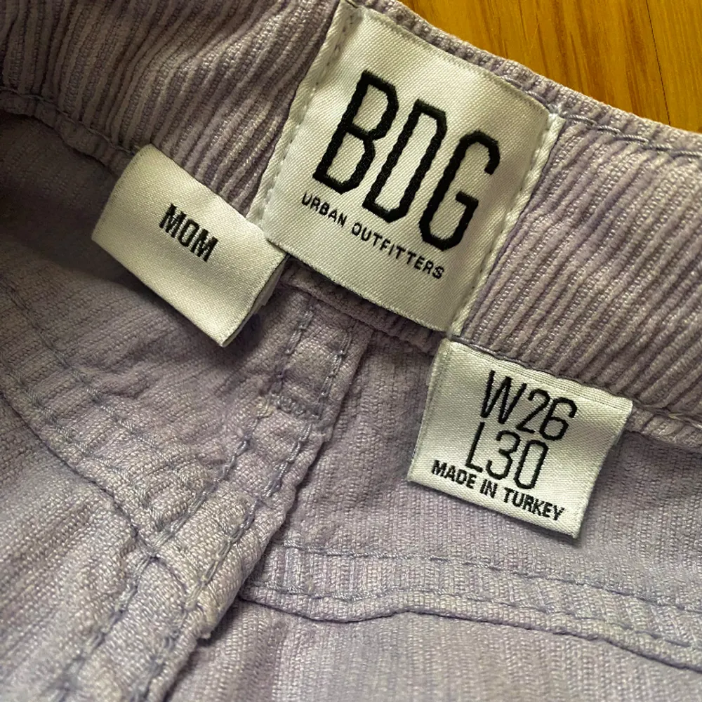 Ett par fina manchesterbyxor i ljuslila färg, i fint skick. Köpta från Urban Outfitters. För fler bilder eller mått kontakta mig ‼️ . Jeans & Byxor.