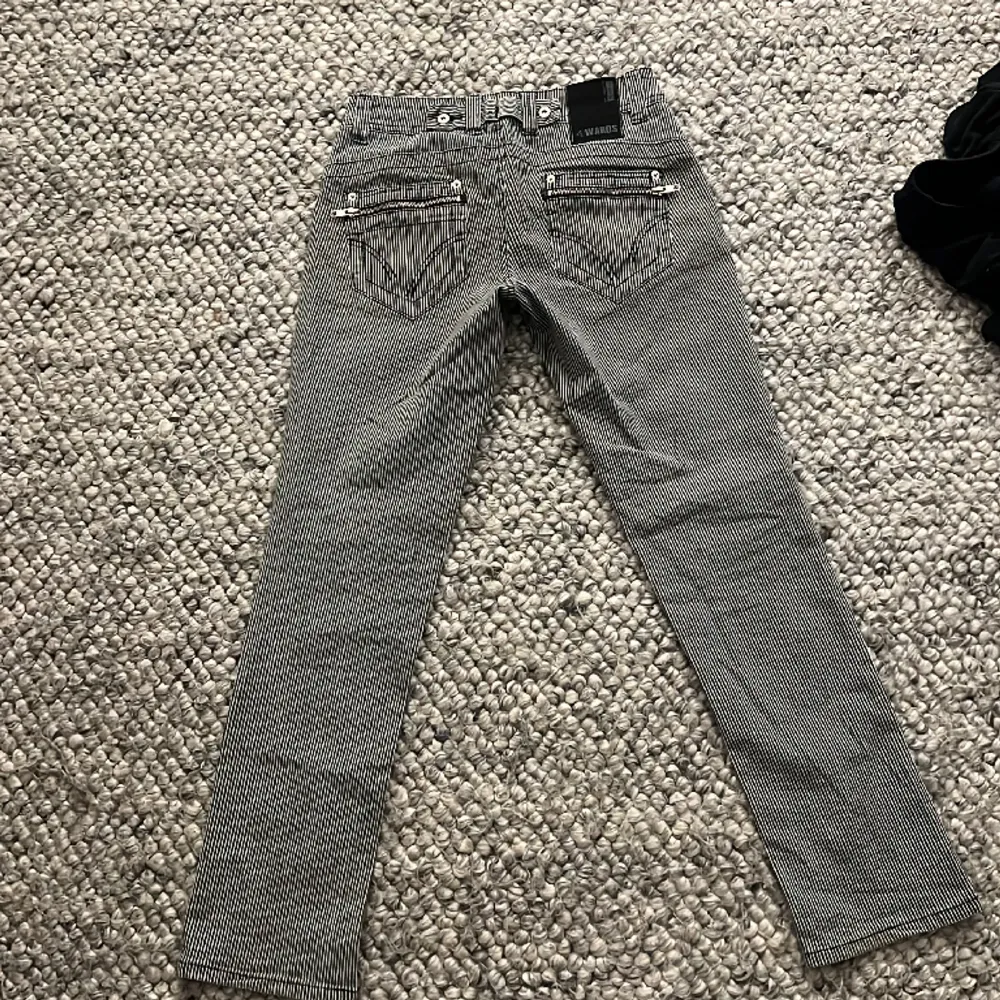As fina byxor i lite unikare modell, säljs för de har blivit för små💓. Jeans & Byxor.