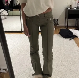 Gröna hm jeans - Supersnygga och populära jeans från hm som är helt slutsålda. Har klippt dom längst ner så att de skulle passa mig i längden (är 158) men inget man tänker på. Nyskick💞