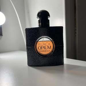 Säljer min black opium parfym eftersom jag inte tycker doften passar mig. Ni ser på bilden hur mycket jag har använt och den är 50ml. Nypris ungefär 800kr