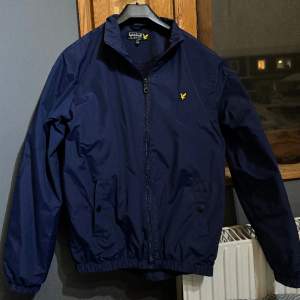 Lyle and scott vindjacka för 14-15 år. Bra vindresistens och bra kvalitet. Äkta såklart. Billig vid snabb affär.