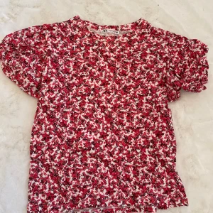 Blommig blus från zara💕 - Jättesöt tröja från zara som inte kommer till anländning❣️❣️