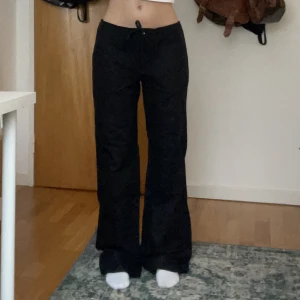 Svarta linnebyxor  - Svarta linnebyxor oanvända, inga defekter! Går att både knäppa och knyta åt i midjan💕 midja 86 cm och innerbenslängd 79 cm💕 jag e 166 som referens 