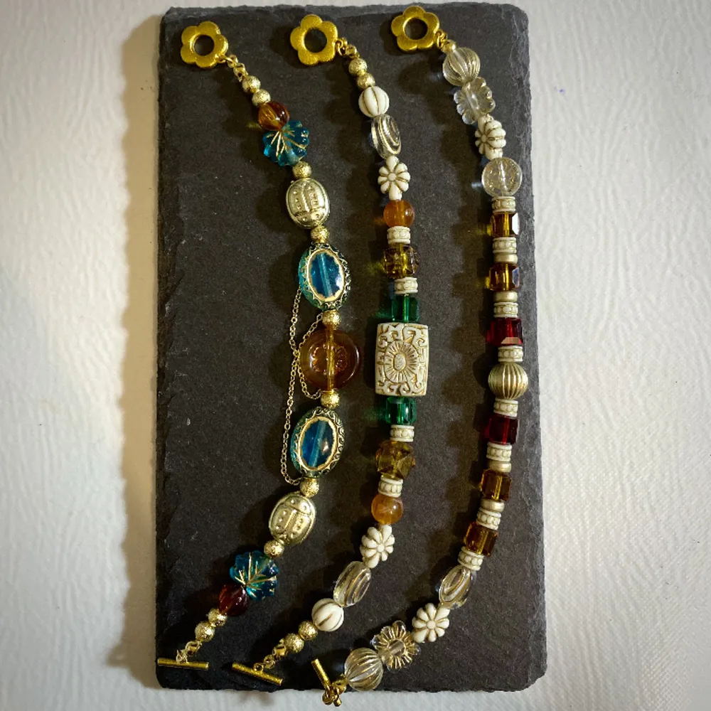 Acrylic bead X brass metal golden color  plated. Each chain is a bracelet, combine 2 or 3 to get a necklace.. Accessoarer.